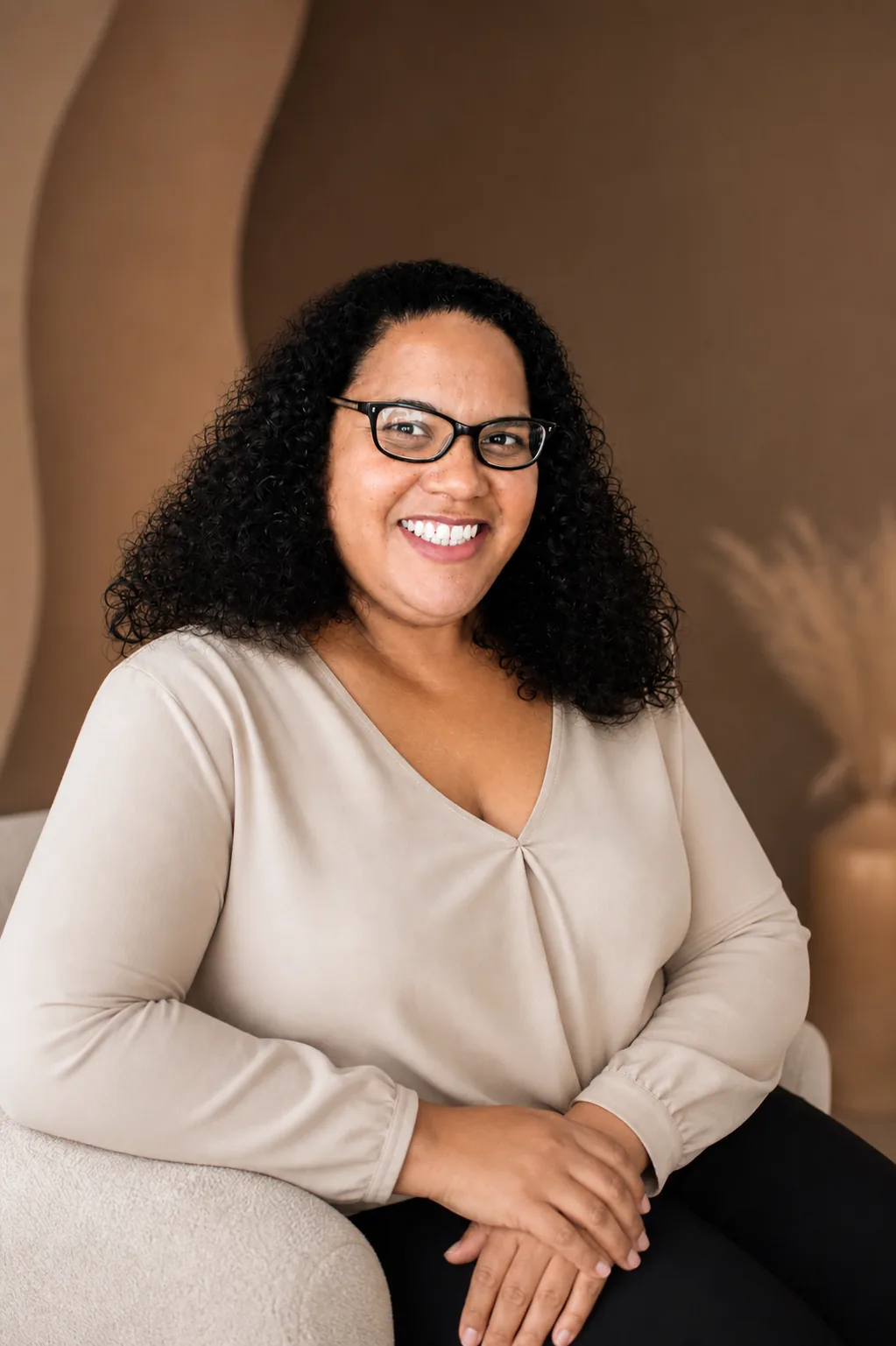 Adriana Silva Bispo, neuropsicóloga, sorrindo em um ambiente acolhedor